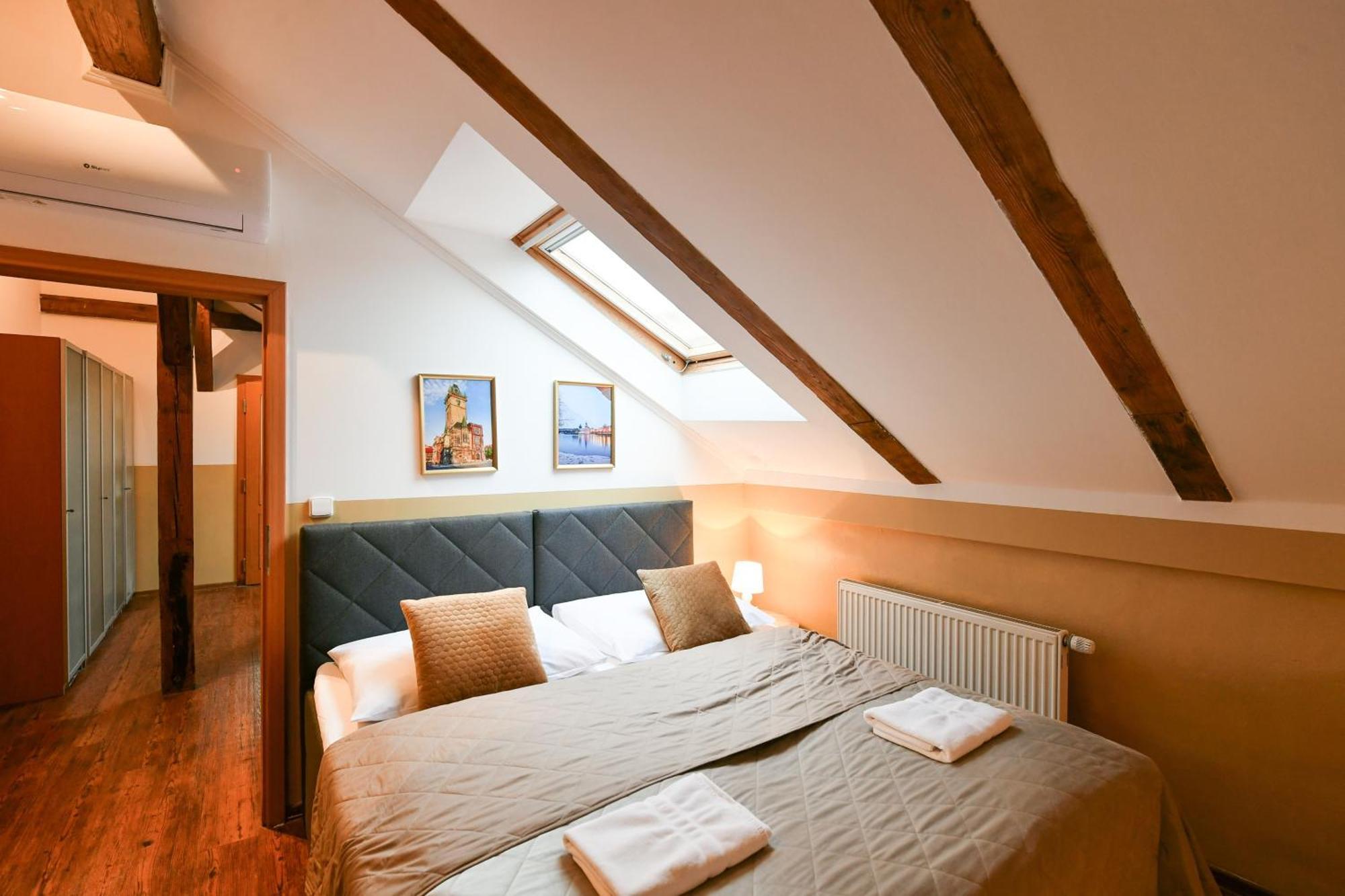 Amazing Charles Bridge Apartment Praga Esterno foto
