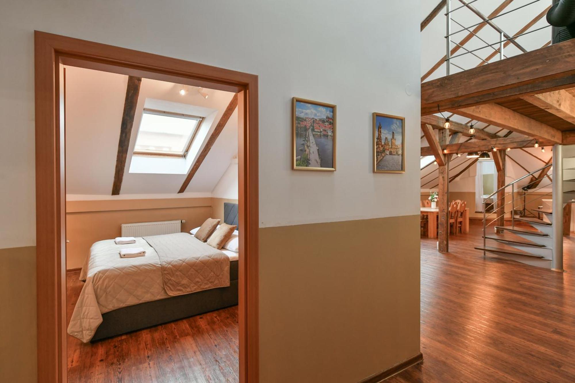 Amazing Charles Bridge Apartment Praga Esterno foto