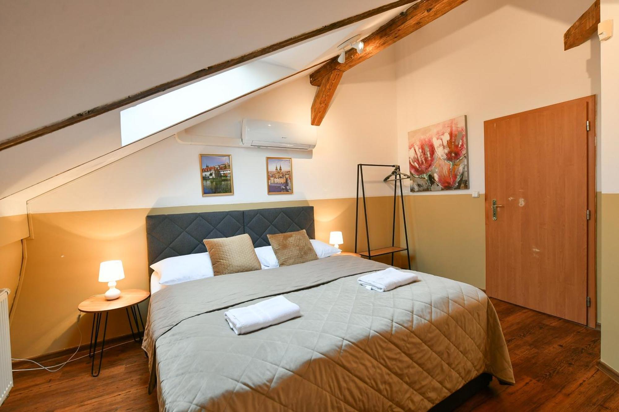 Amazing Charles Bridge Apartment Praga Esterno foto