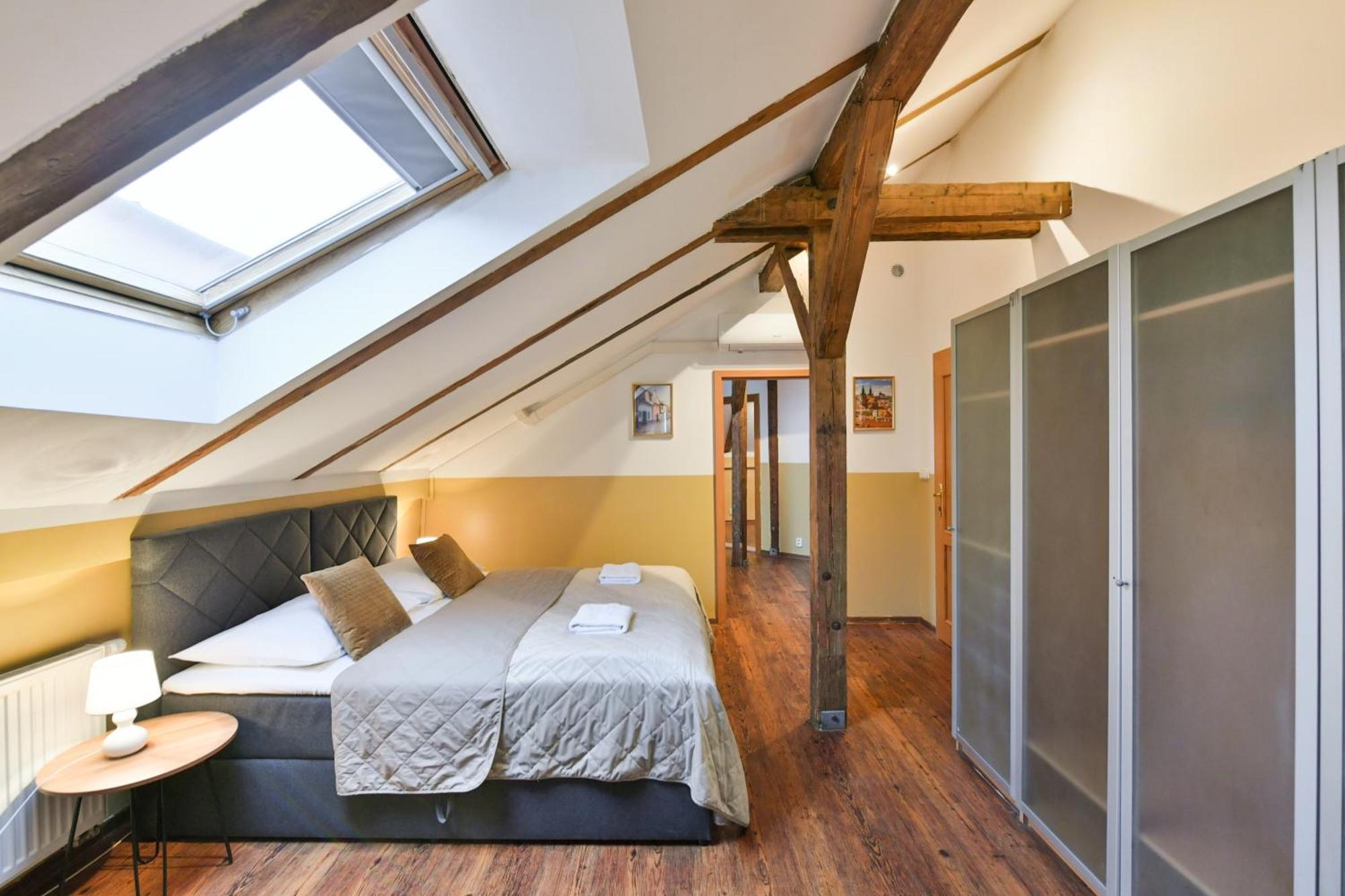 Amazing Charles Bridge Apartment Praga Esterno foto