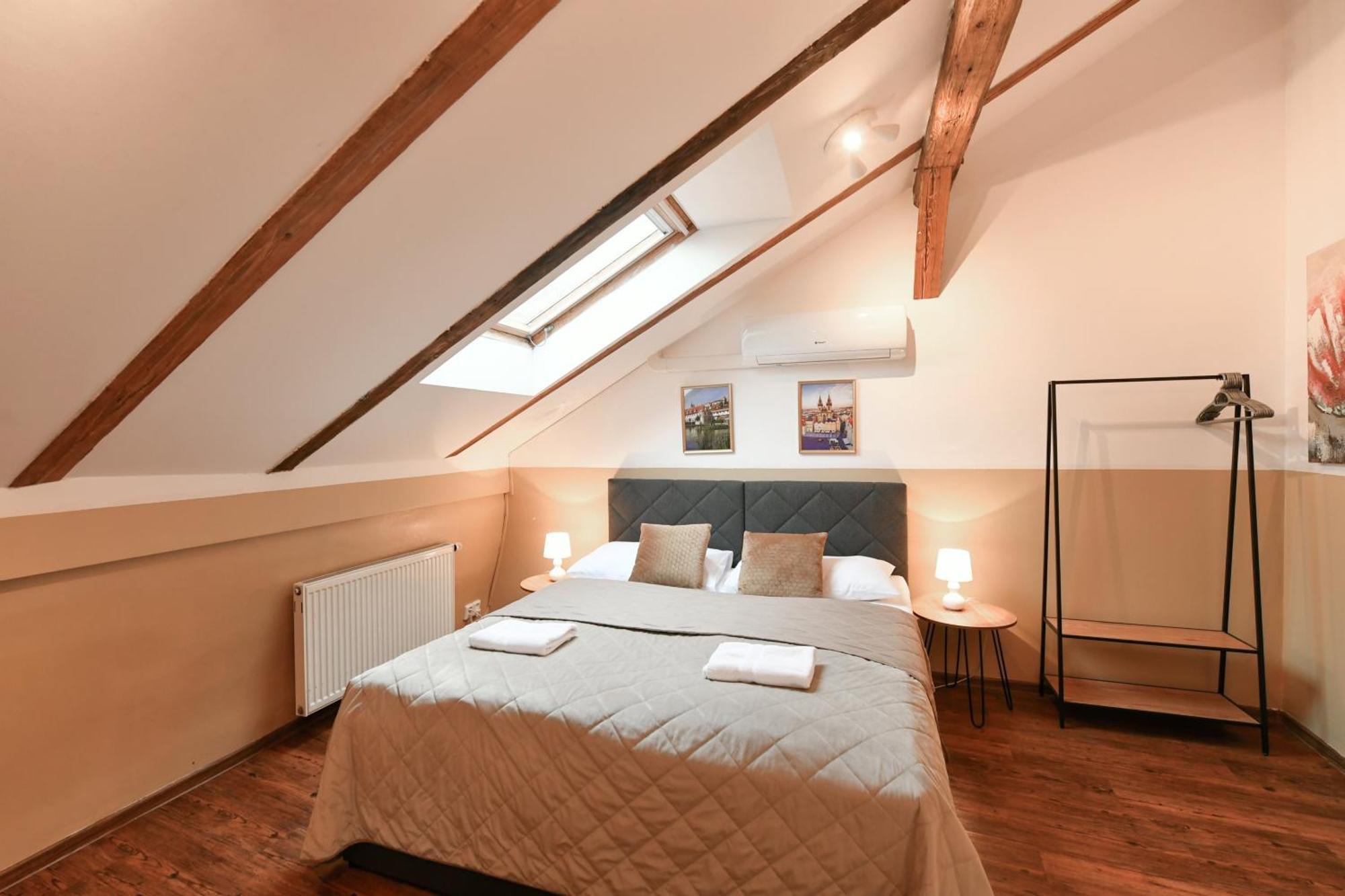 Amazing Charles Bridge Apartment Praga Esterno foto