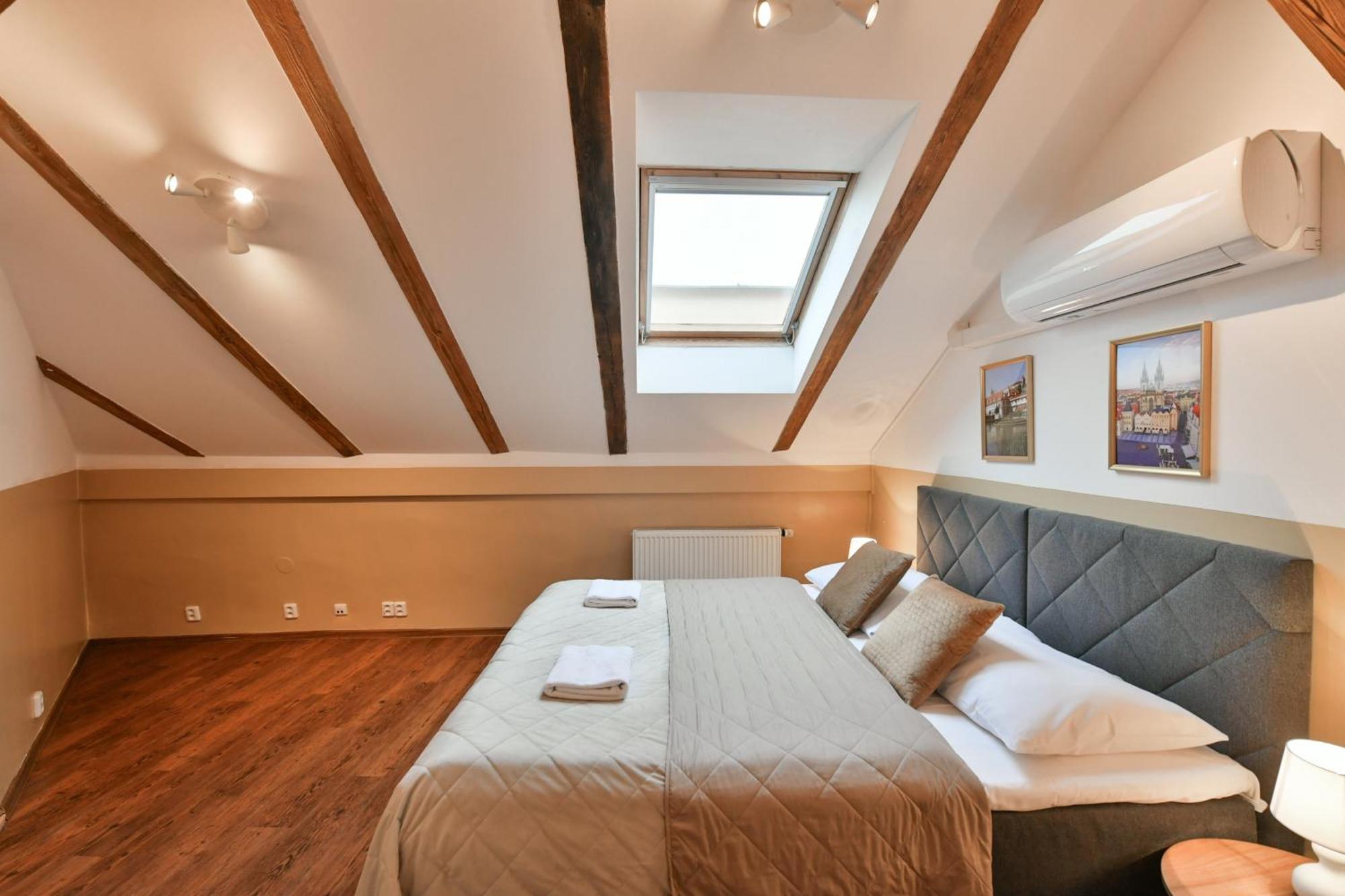 Amazing Charles Bridge Apartment Praga Esterno foto