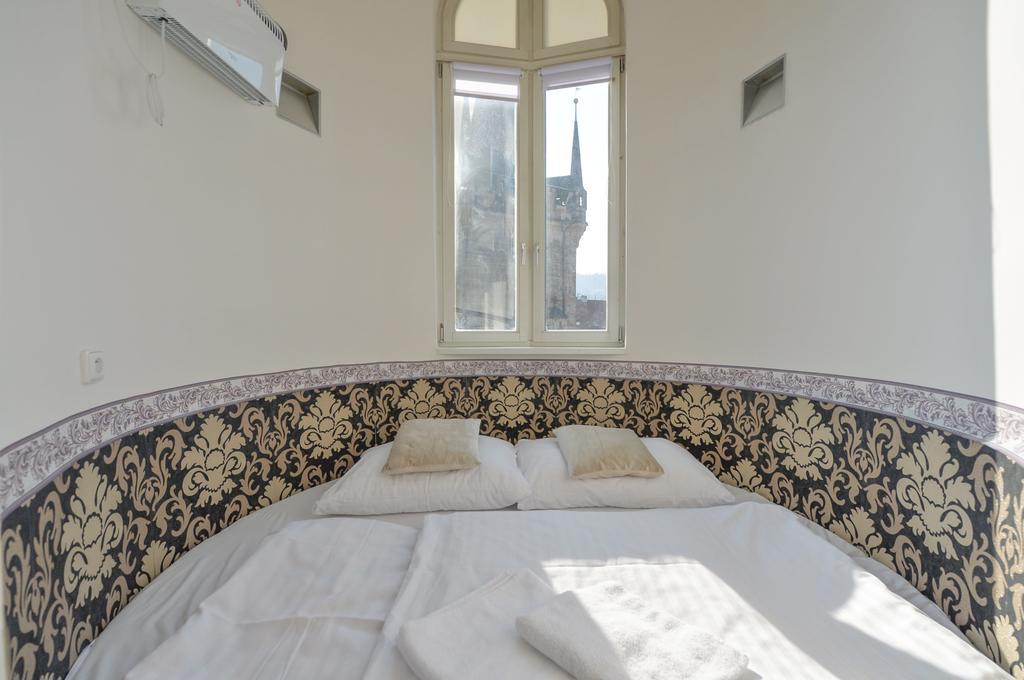 Amazing Charles Bridge Apartment Praga Esterno foto